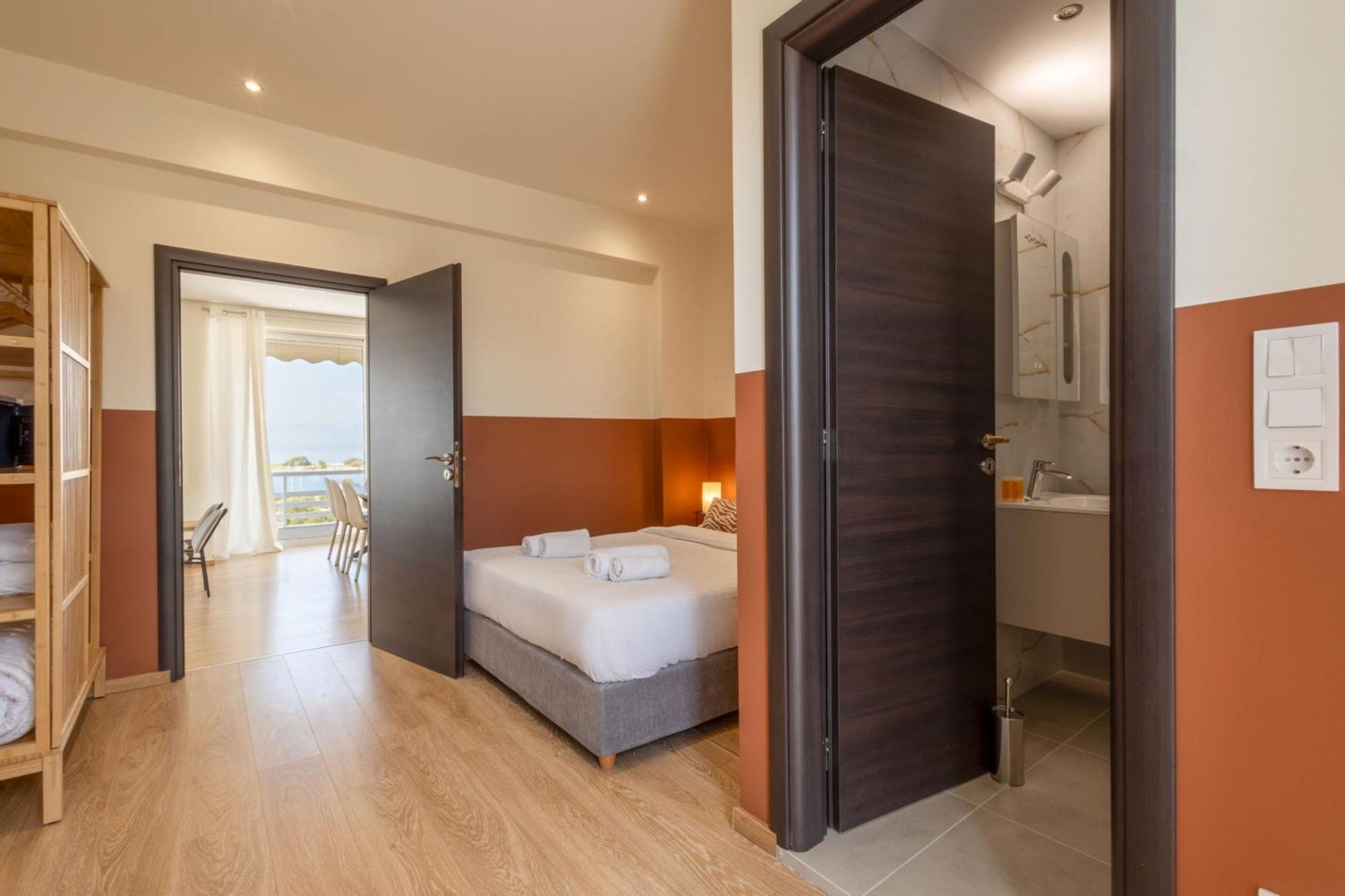 Luxurious 3-Bedroom Seaside Retreat Fully Renovated In 2025 Athen Eksteriør billede