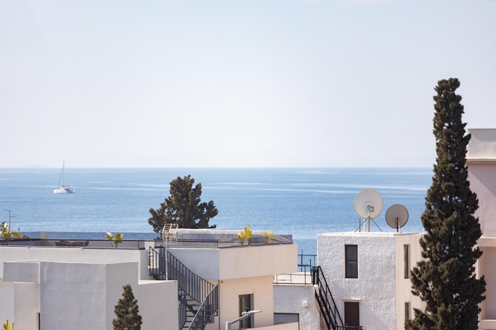Luxurious 3-Bedroom Seaside Retreat Fully Renovated In 2025 Athen Eksteriør billede